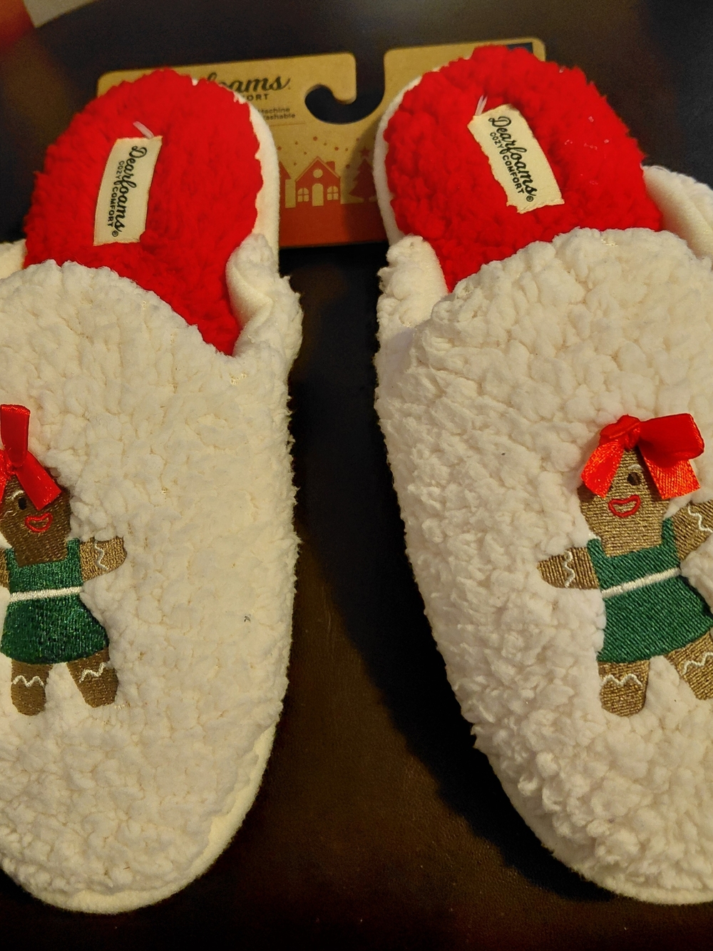 Dearfoams AdultS White Gingerbread Slip-On Slippers, Red Interior